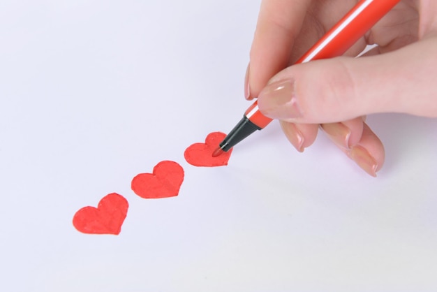 Coeur dessiné au crayon sur un gros plan de feuille de papier