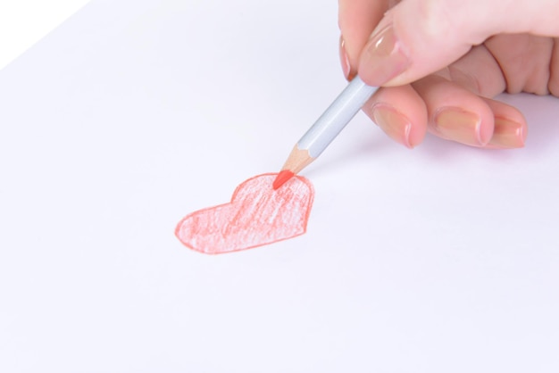 Coeur dessiné au crayon sur un gros plan de feuille de papier