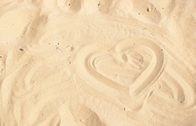 Coeur dessiné dans le sable Au bord de la mer Eté et amour