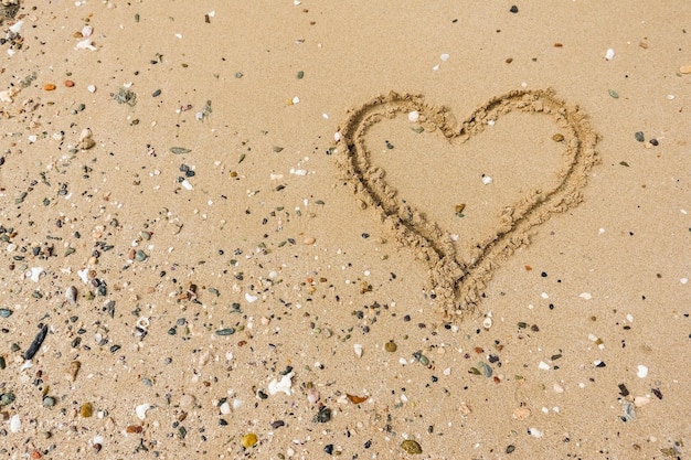 cœur dessiné sur la plage de sable en vacances