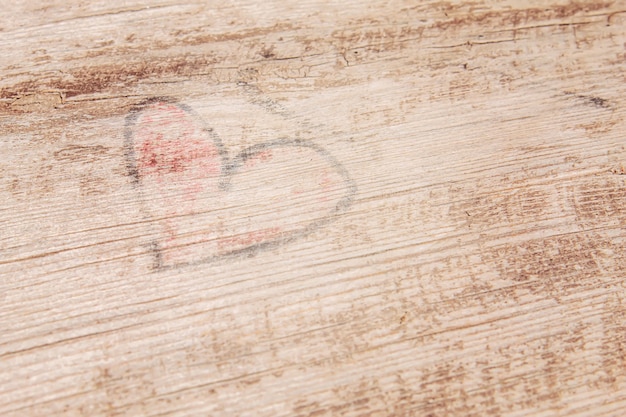 Coeur dessiné sur un vieux fond en bois. mise au point sélective .nature