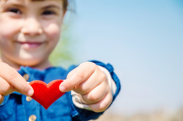 Le coeur est entre les mains de l&#39;enfant