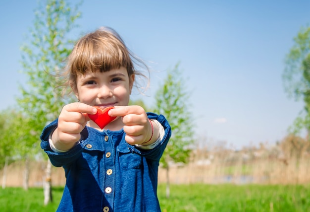 Le coeur est entre les mains de l&#39;enfant