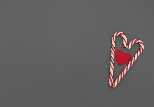 Coeur fait de cannes de Noël avec un coeur rouge