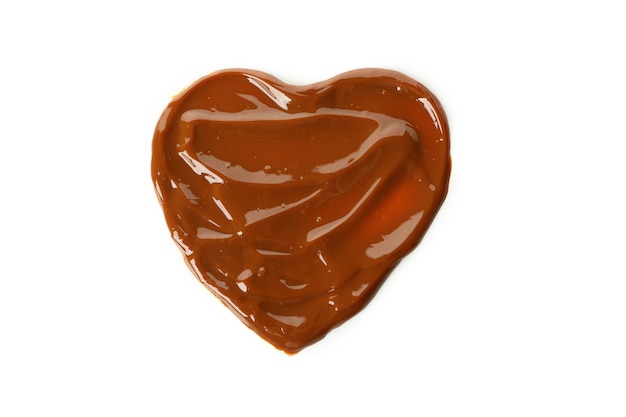 Coeur fait de lait concentré caramel isolé sur fond blanc