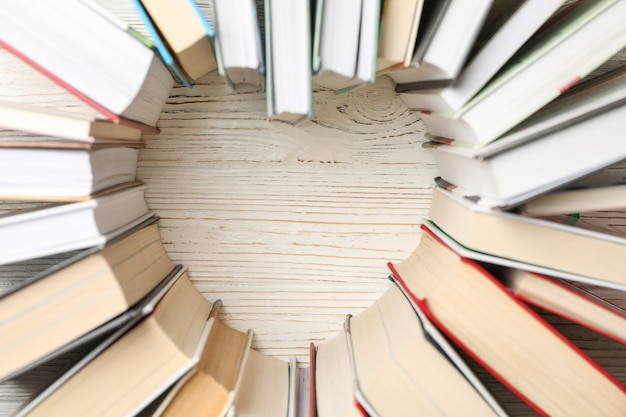 Photo coeur fait de livres sur l'espace rustique en bois blanc, vue de dessus