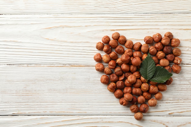 Coeur fait de noisettes sur fond de bois, vue du dessus