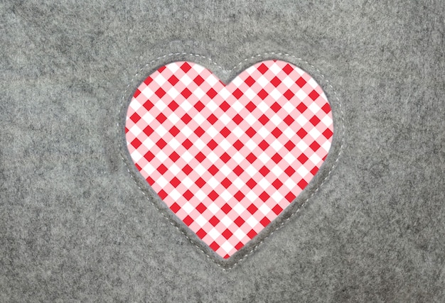 Coeur de feutre avec motif à carreaux