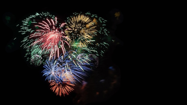 Coeur de feux d'artifice multicolores dans le ciel noir, espace de copie