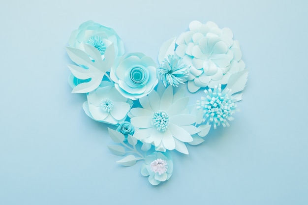 Coeur de fleurs en papier bleu sur bleu.