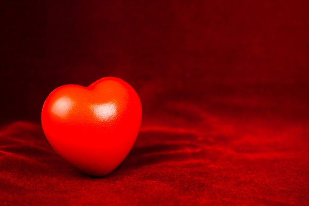 coeur sur fond rouge Carte de voeux de vacances pour la Saint-Valentin avec amour de fond de coeur