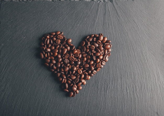 coeur de grains de café sur fond noir