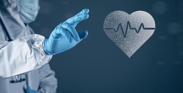 Coeur avec une impulsion du net Le médecin clique sur l'écran