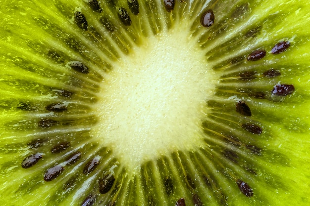 Cœur de kiwi avec des graines en gros plan dans une coupe.