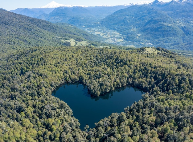 Coeur lagon laguna corazon chili drone vue de dessus aller lagon avec la forme d'un coeur entouré