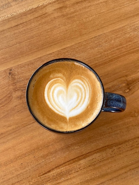 Coeur latte art sur une tasse de café