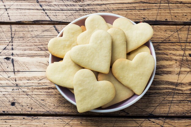 Coeur maison cookies sur une assiette