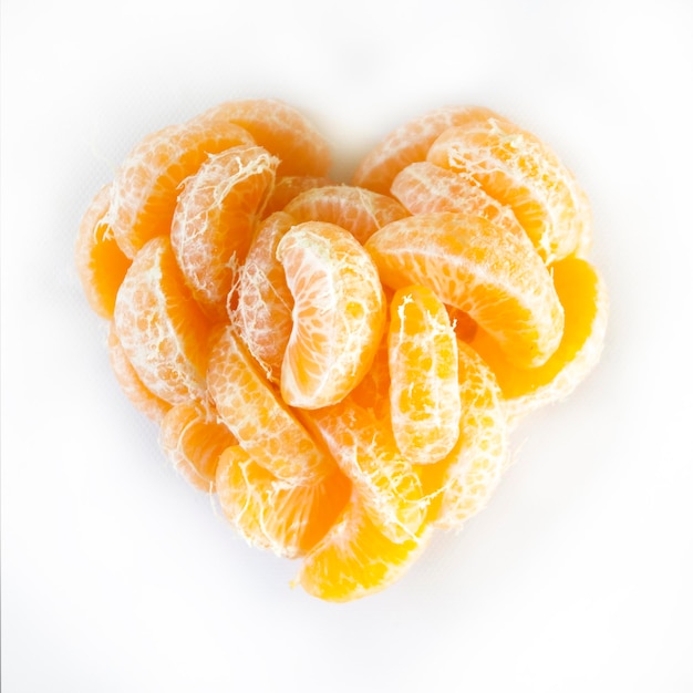 Coeur de mandarine de fruits isolé