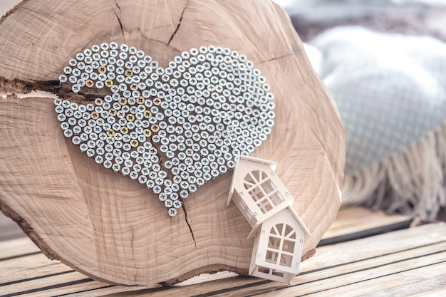 Coeur sur un mur en bois à l'intérieur de la salle