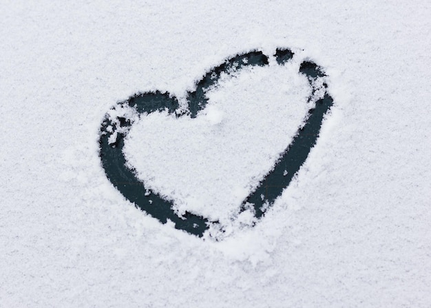 Coeur sur la neige fraîche Symbole d'amour Temps froid