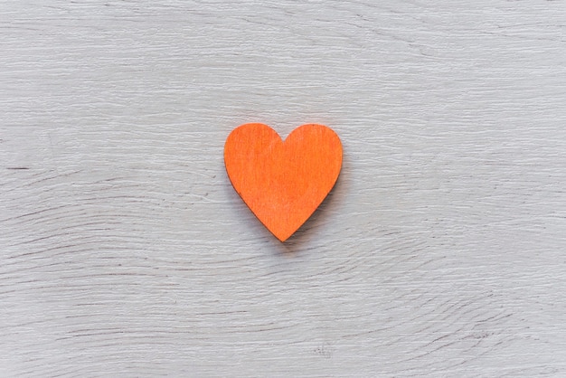 Coeur orange sur table en bois