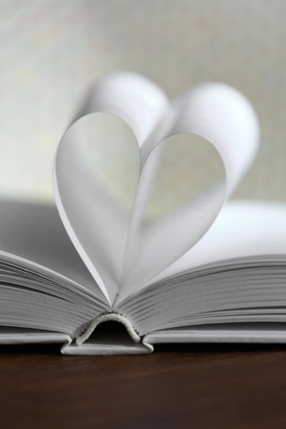 Coeur de pages de livre sur fond flou