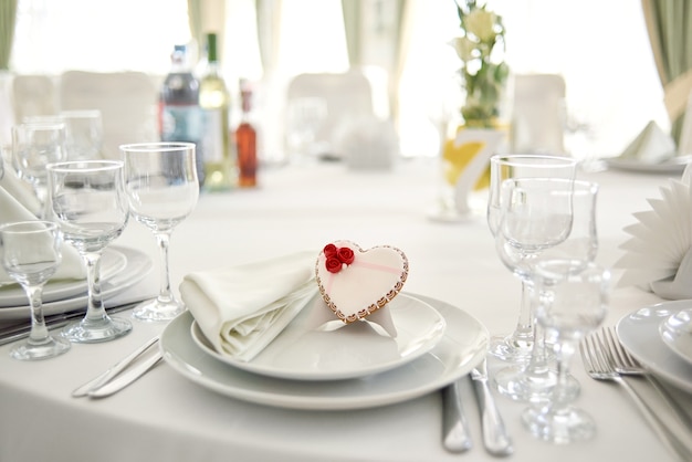 Coeur de pain d&#39;épice glacé pour invité de mariage