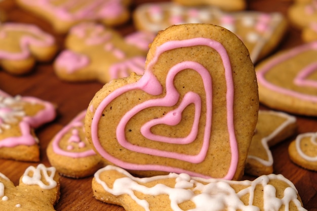 Coeur en pain d'épice pour la Saint Valentin sur la table en bois