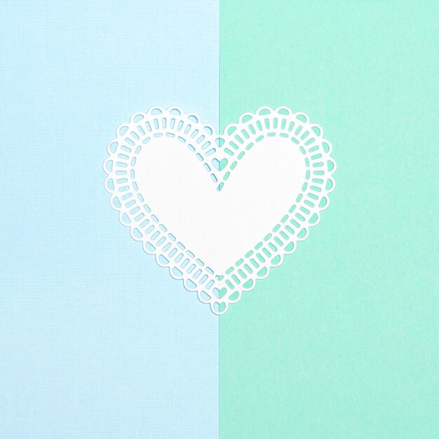 Coeur de papier blanc sur fond pastel bleu et turquoise