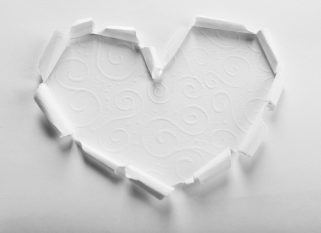 Coeur de papier déchiré sur fond blanc