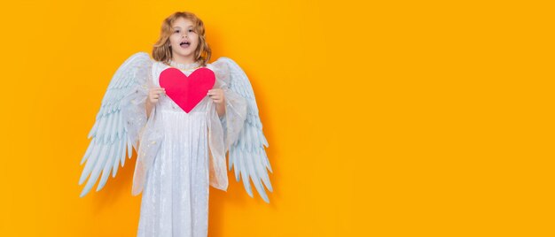 Coeur de papier enfant avec des ailes d'ange tenir coeur rouge symbole coeur amour et en-tête de bannière saint valentin