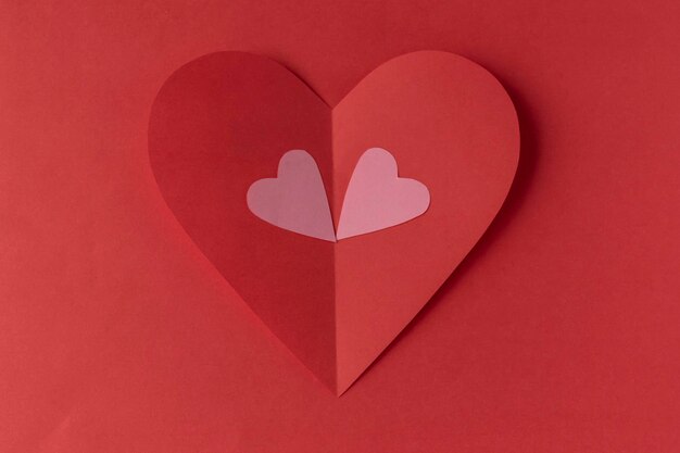 Coeur de papier rouge sur fond rouge Saint Valentin Saint Valentin Amour et coeur