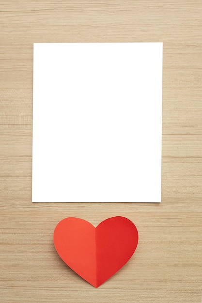 Photo coeur de papier rouge saint valentin sur bois