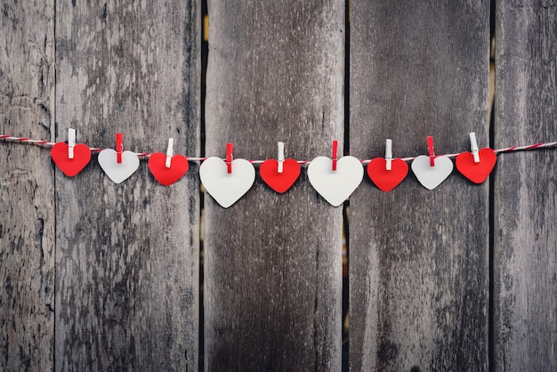 Coeur de papier rouge suspendu à la corde à linge