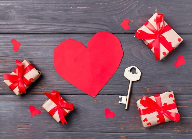 Coeur de papier rouge et vieille clé sur un fond en bois sombre espace de copie de la Saint-Valentin39s