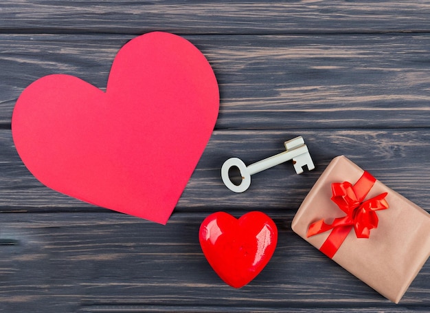 Coeur de papier rouge et vieille clé sur un fond en bois sombre espace de copie de la Saint-Valentin39s