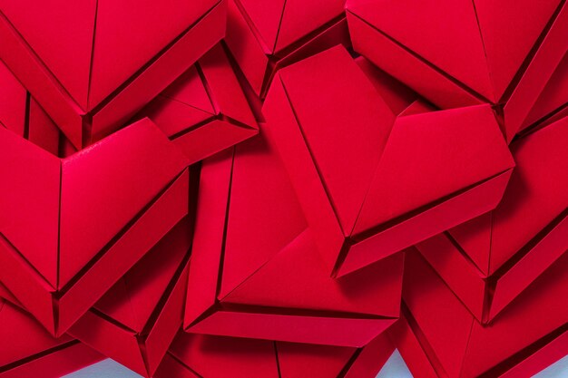 Coeur de papier rougeSaint ValentinUn coeur d'origami rouge sur fond blancCoeurs de papier rouge isolés