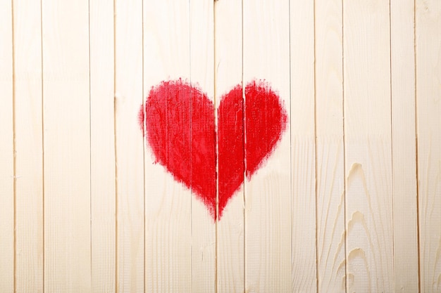 Coeur peint sur mur en bois