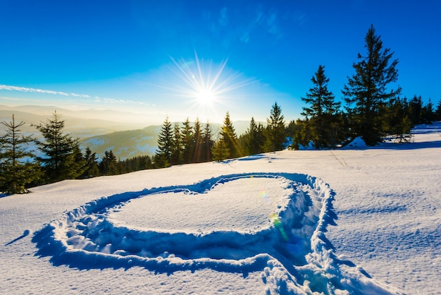 Coeur piétiné sur la neige avec les pieds