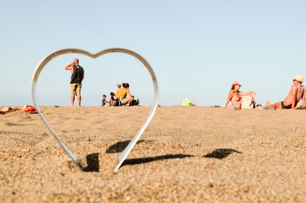 Photo le cœur sur la plage de sable