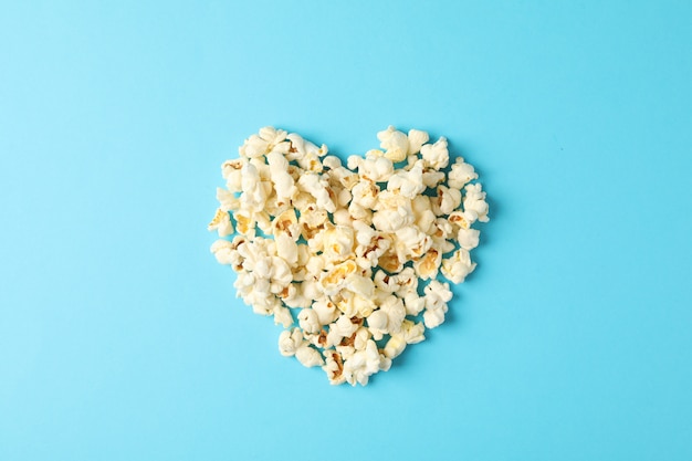 coeur de pop-corn sur fond bleu