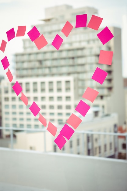 Coeur En Post-it Sur Une Fenêtre