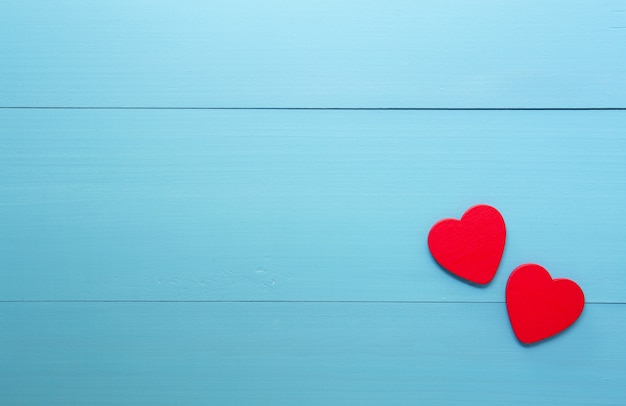 Coeur rouge avec amour sur fond bleu en bois