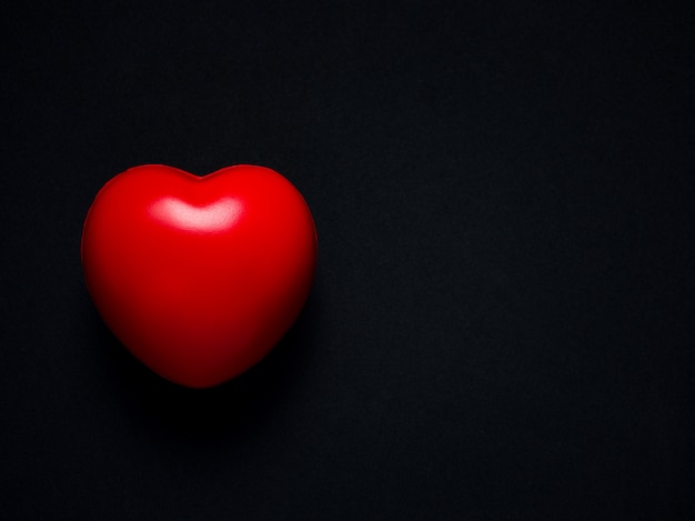 Coeur rouge. Amour, soins et concept de la Saint-Valentin.