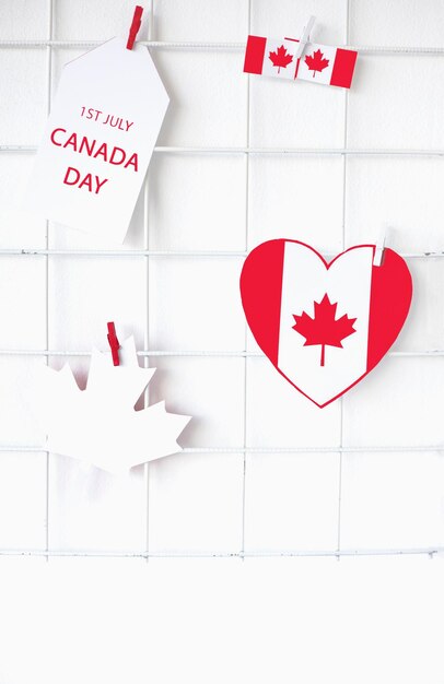 Un coeur rouge et blanc avec un jour du canada écrit dessus.