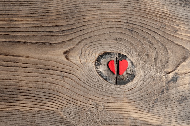 Photo coeur rouge brisé en deux