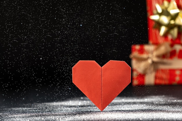 Coeur rouge et cadeaux de saint valentin paillettes neige tombant