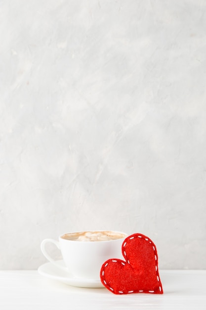 Coeur rouge, café du matin contre le d'un mur lumineux, concept, une carte postale pour la Saint-Valentin.