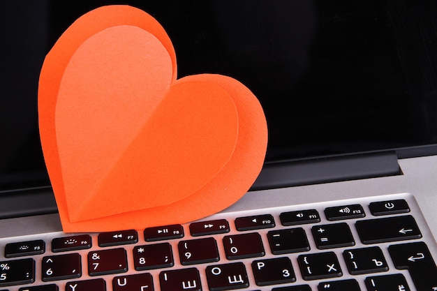 Coeur rouge sur le clavier de l'ordinateur se bouchent