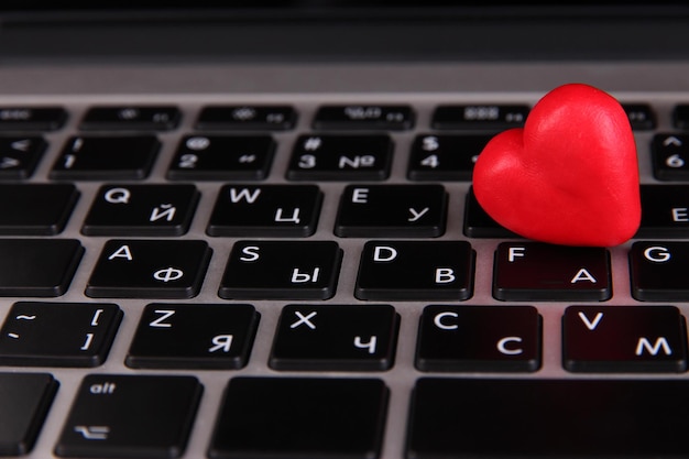 Coeur rouge sur le clavier de l'ordinateur se bouchent